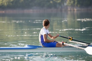 Göl kenarında genç bir kürek rakip