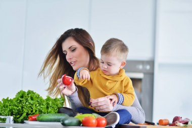 Anne ve çocuk yemek hazırlama 