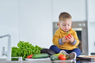 Çocuk sağlıklı sebze yemek