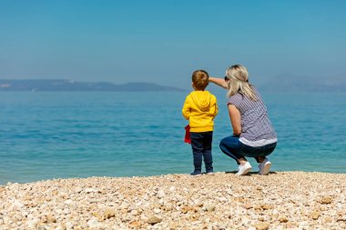 Anne ve oğlu plajda eğlenmek
