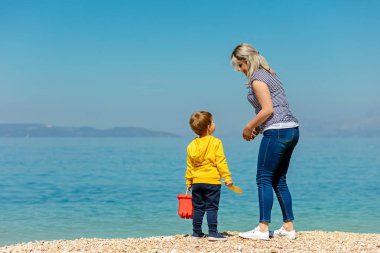 Anne ve oğlu plajda eğlenmek