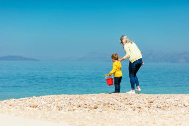 Anne ve oğlu plajda eğlenmek