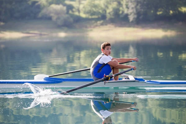 Een jonge roei concurrent op lake — Stockfoto