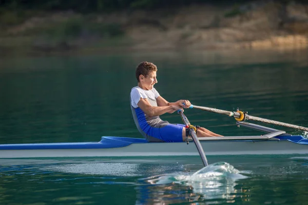 Un jeune compétiteur d'aviron sur le lac — Photo