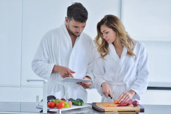 Pareja cocinando el desayuno juntos — Foto de Stock