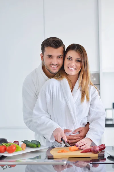 Pareja cocinando el desayuno juntos —  Fotos de Stock