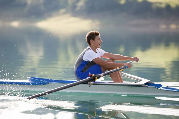 Un jeune compétiteur d'aviron sur le lac — Photo