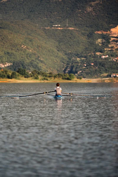Молодий веслуючий конкурент на озері — стокове фото