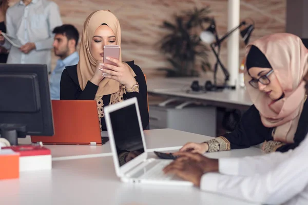 Arabská žena pracující v kanceláři. — Stock fotografie