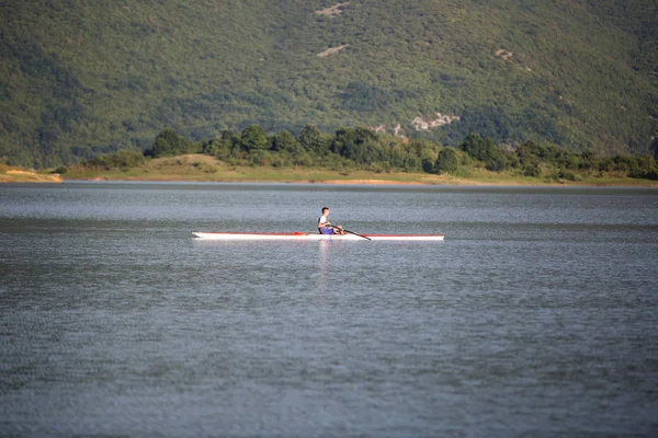 Egy fiatal evezés versenyző-tó — Stock Fotó