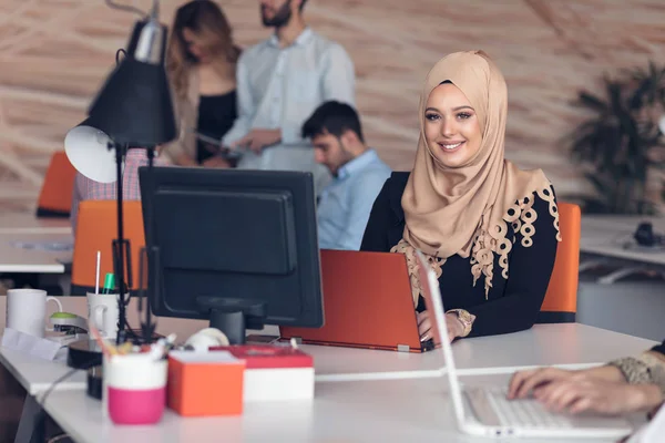 Arab nő dolgozik a Hivatal. — Stock Fotó