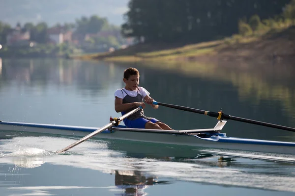 Un joven competidor de remo en el lago — Foto de Stock