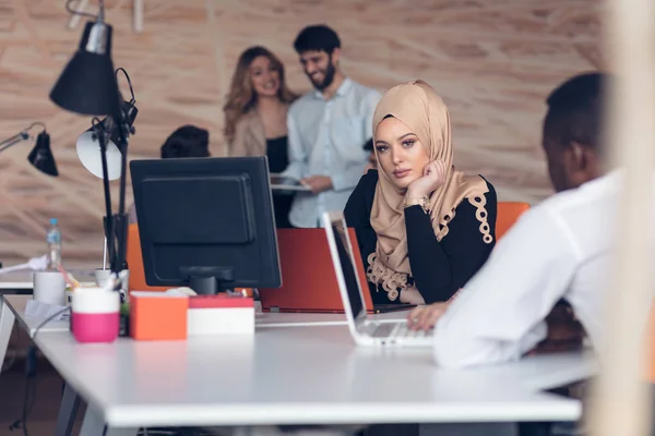 Donna araba che lavora in ufficio . — Foto Stock