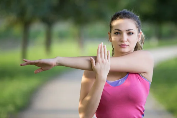 Kvinnan stretching innan jogging. — Stockfoto