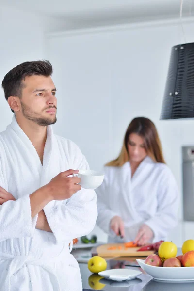 Casal tomando café da manhã juntos — Fotografia de Stock