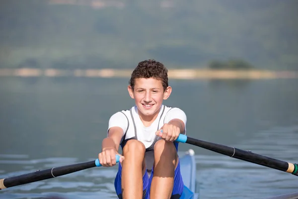 Un jeune compétiteur d'aviron sur le lac — Photo