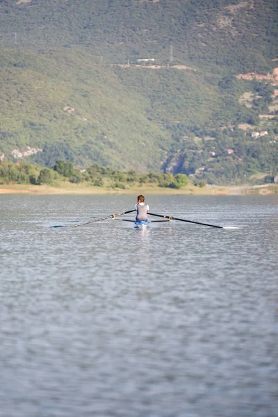 Un joven competidor de remo en el lago — Foto de Stock