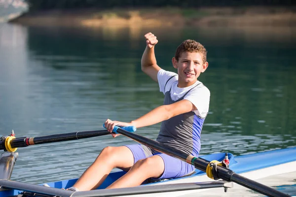 Um jovem competidor de remo no lago — Fotografia de Stock