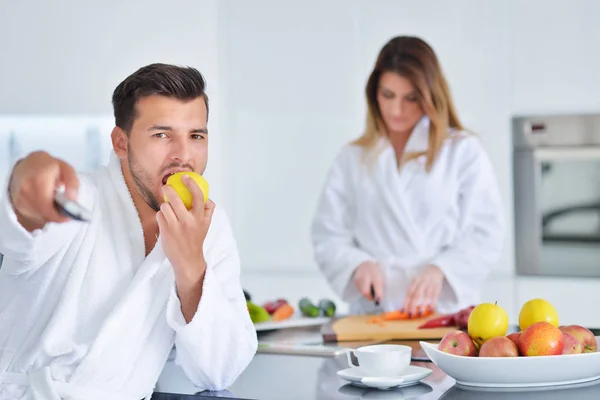 Casal tomando café da manhã juntos — Fotografia de Stock