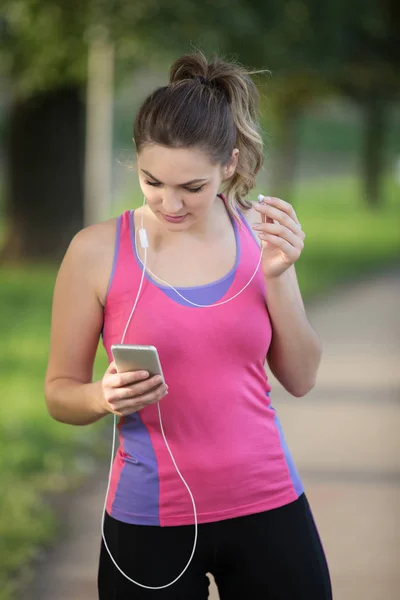 Jovem jogging senhora em um parque — Fotografia de Stock