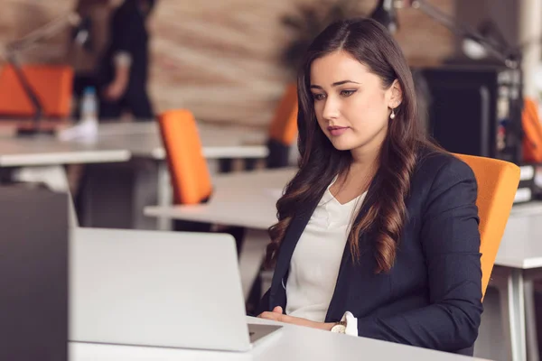 Femme d'affaires avec ordinateur portable dans le bureau — Photo