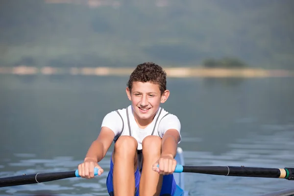 Un joven competidor de remo en el lago —  Fotos de Stock
