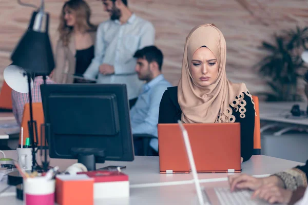 Arabe femme travaillant dans le bureau . — Photo