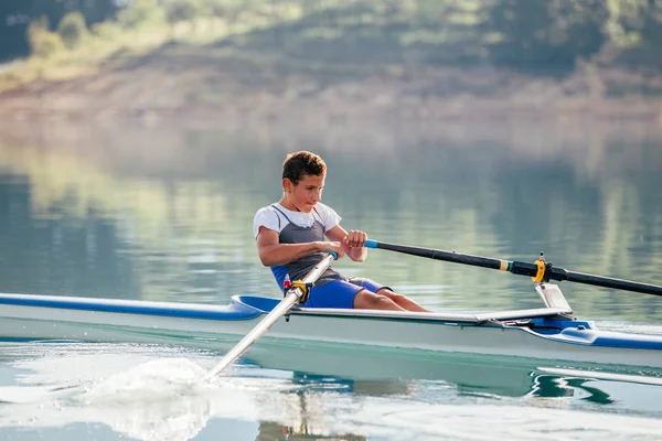 Un jeune compétiteur d'aviron sur le lac — Photo