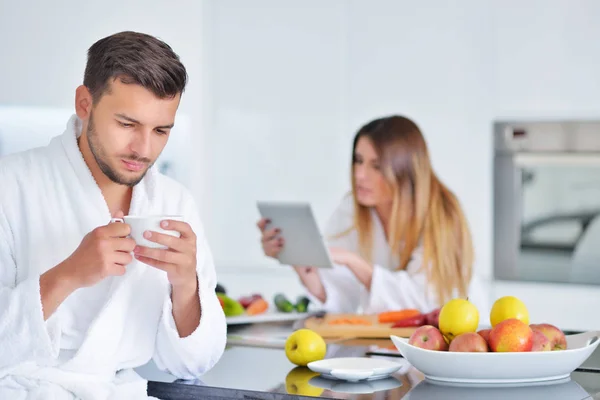 Paar frühstückt zusammen — Stockfoto