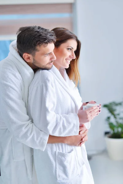 Casal desfrutando bem-estar fim de semana — Fotografia de Stock