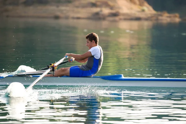 Un joven competidor de remo en el lago — Foto de Stock