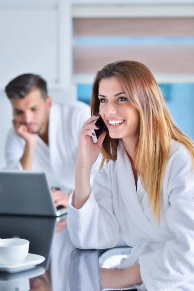 Mujer en albornoz hablando por teléfono — Foto de Stock