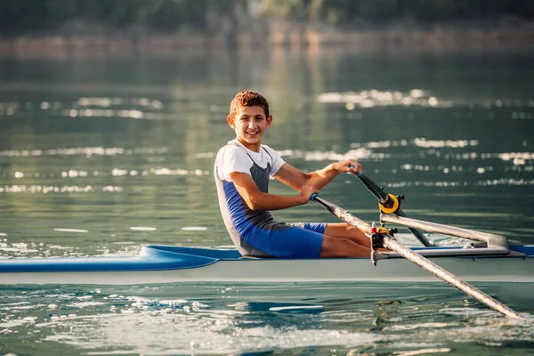호수에 젊은 잉 경쟁 — 스톡 사진