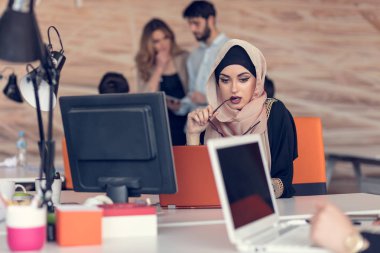 Arapça işkadını ofisinde çalışan.