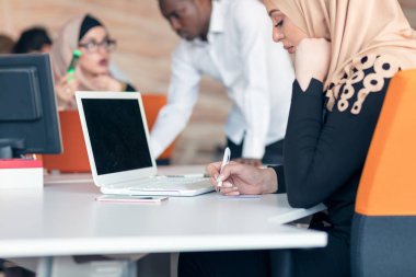 Arapça işkadını ofisinde çalışan.