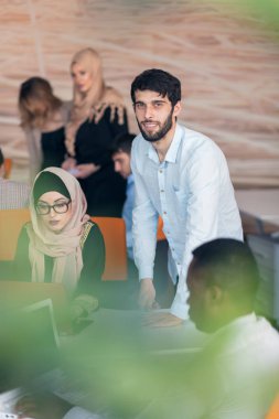 Çalışma çok ırklı iş adamları