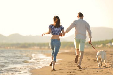 Sahilde iki genç insan.