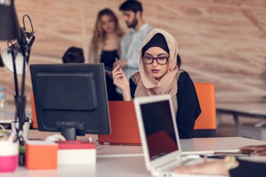 Arapça işkadını ofisinde çalışan.