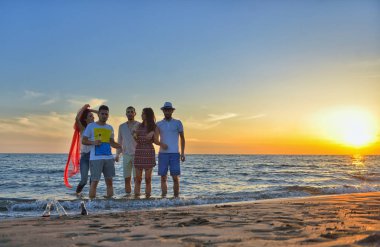 mutlu genç insanlar plajda 