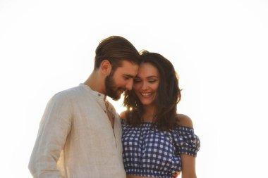 mutlu çift Sahilde yürüyüş