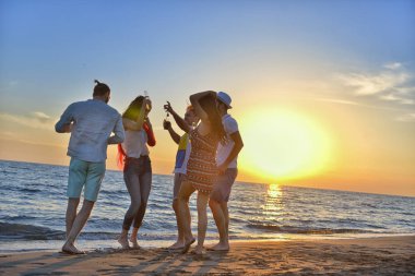 Gençler kumsalda dans