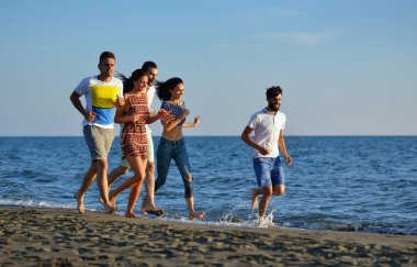 plajda eğlenmek arkadaşlar