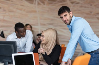 Çalışma çok ırklı iş adamları