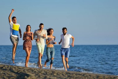 plajda eğlenmek arkadaşlar