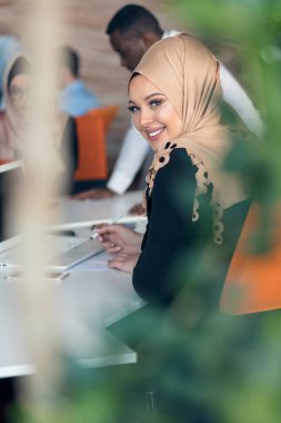 Arapça işkadını ofisinde çalışan.