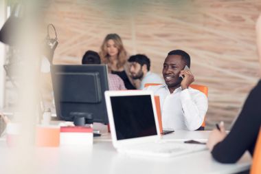 ofiste bilgisayar başında oturan işadamı
