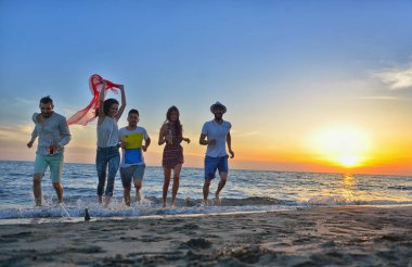 mutlu genç insanlar plajda 