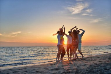 Gençler kumsalda dans