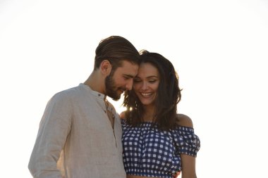 mutlu çift Sahilde yürüyüş