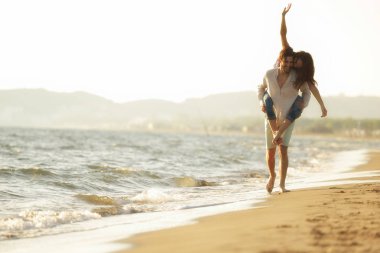 bir kız sırtlama taşıyan adam